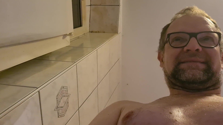 Alpin316: Nicely pissed off in the bathtub and pushed a long...