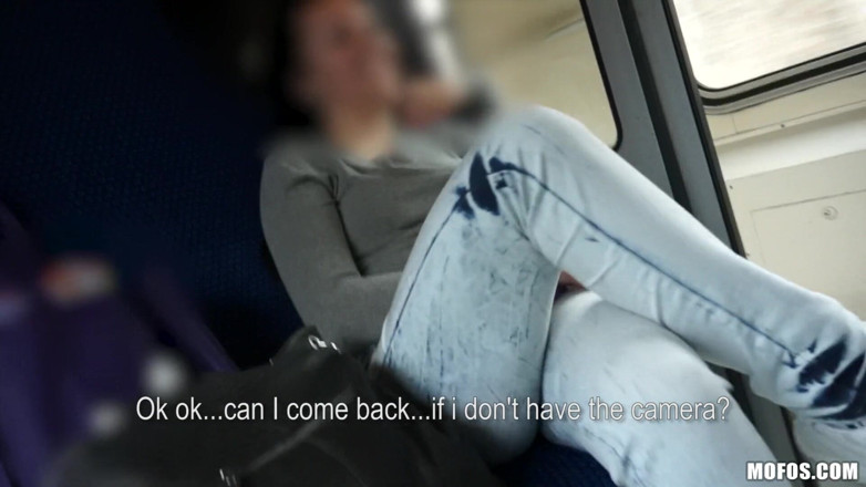 Public Pickups: Громадські пікапи - мініатюрна євро красуня Меа Мелоне бере незнайомий член у поїзді