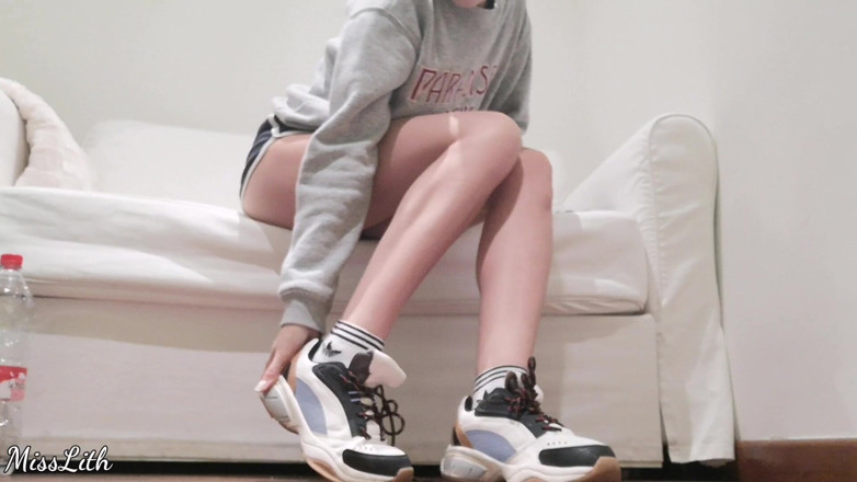 Miss Lith Domina: Sneakers stinky dan kaki
