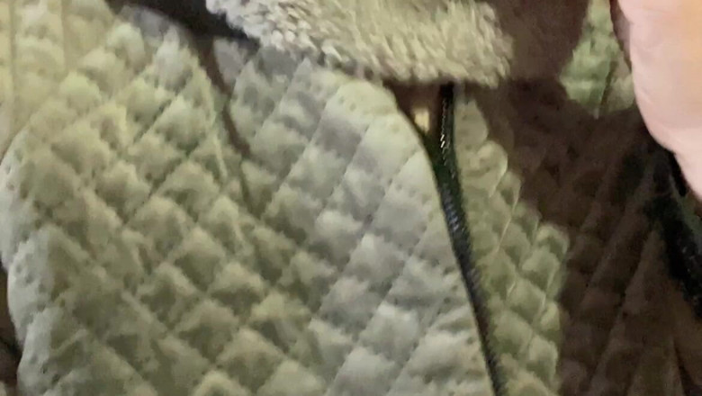 sweethanajapanese: Pequeño agujero de coño meando de petite Hana peludo coño...