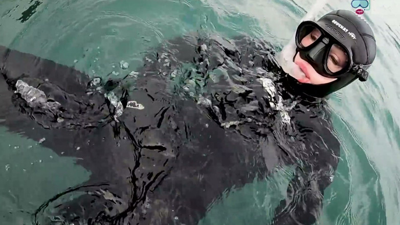 UKCuteGirl Lucy Lauren: Secret Underwater 8mm Wetsuit Play - Snorkeller Gets Away with It