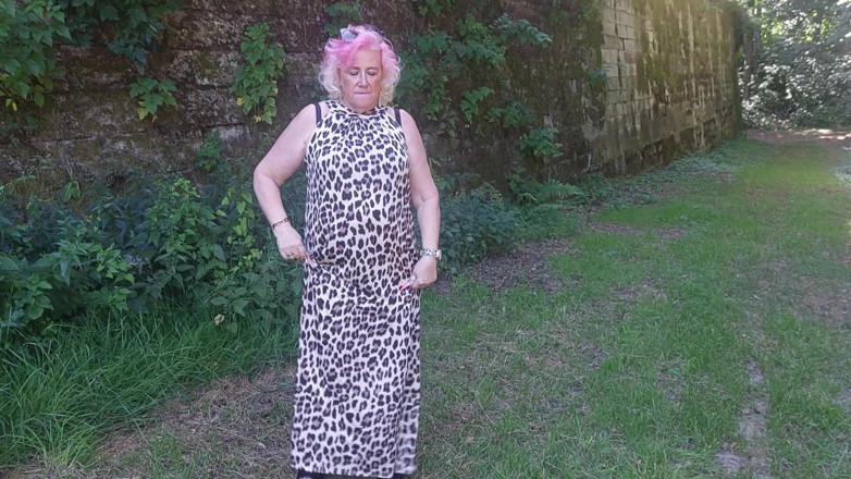 PureVicky66: Mature Slut Fingers Pussy Outdoors Till Squirting Explosion