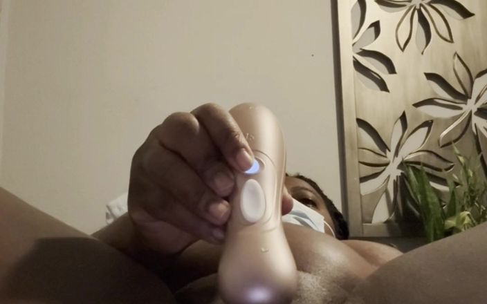 Super sexy ebony cuties: Cewek sange ini lagi asik muasin itilku pakai vibrator sampai...