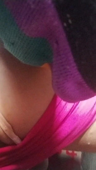Sol Sortino - bunda brincalhona em roupa rosa e em 4