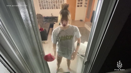 Anne Eden: Cum horny after scrubbing