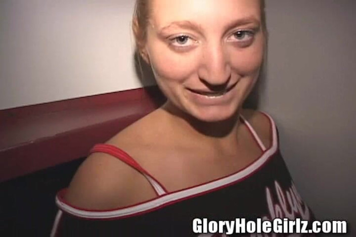 Glory Hole Girlz: Доичная член блондинка-шлюшка сосет яйца пениса у глорихола!