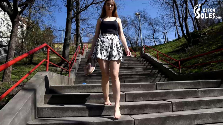Czech Soles - foot fetish content: Barefoot berjalan bandar
