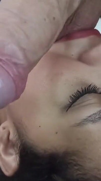 Ea este prietena soției mele, da! Hahaha... Tânără brunetă, gemând fierbinte și dându-și pizda!