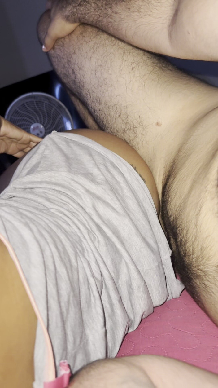 EMY_AND_JONH: Ma demi-sœur se réveille chaude et me baise seule