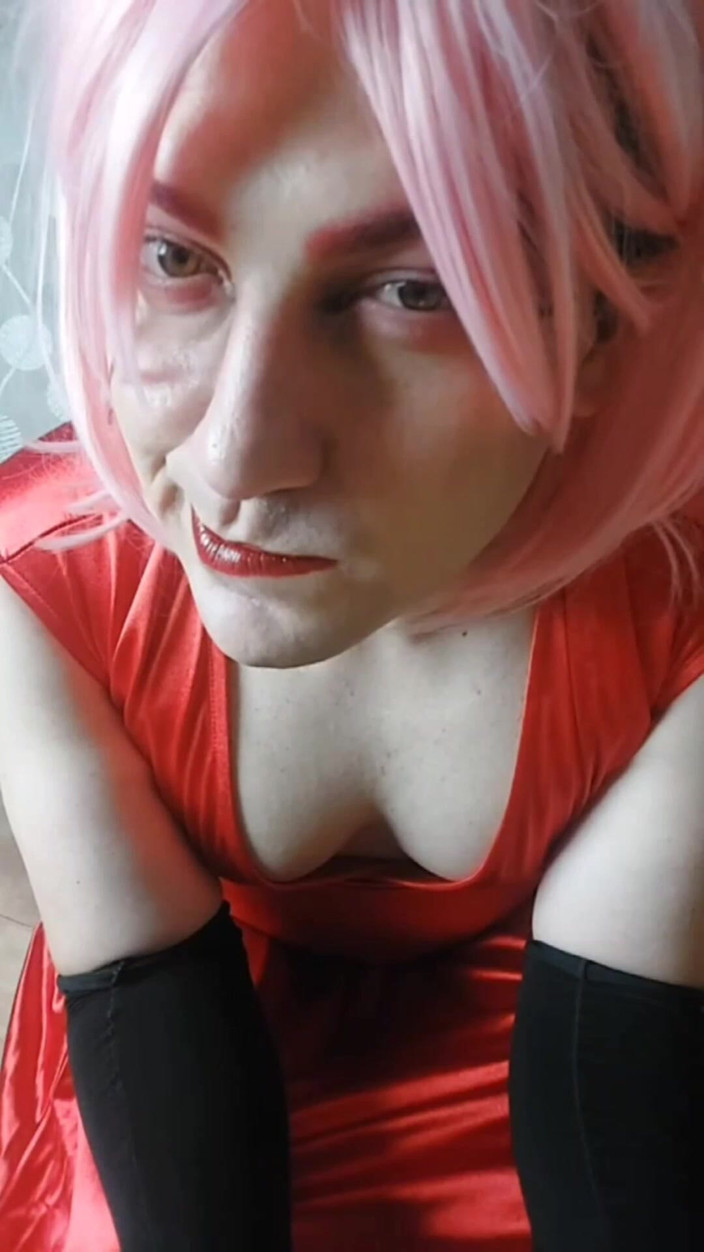 Kitty_Cross: Băiat feminin cu țâțe naturale în rochie roșie