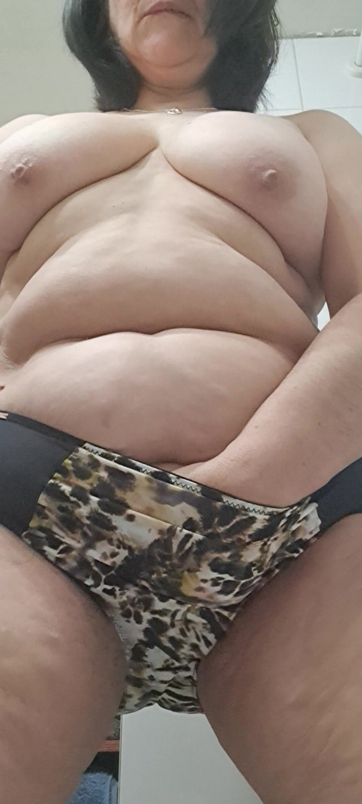 Mommy big hairy pussy: Když strčíš prsty pod kalhotky, otvor je velmi mokrý a...