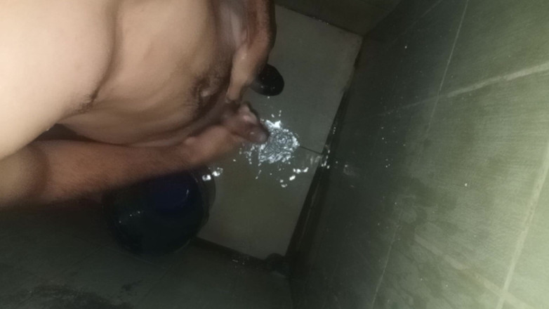 Cute boy jerks off: L'uomo viene scopata e sbatte le palle nel bagno della...