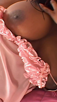 La prima volta che abbiamo una teen bbw nera con grandi tette naturali si scopa il suo dildo nel video amatoriale di masturbazione