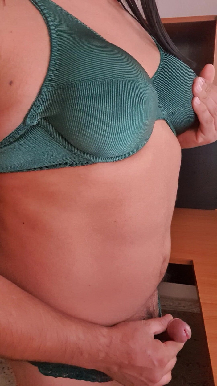 My panties: 绿色尼龙和蕾丝内裤和胸罩，第一人称视角