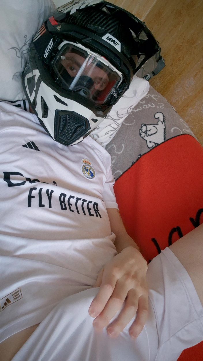 Sneakersmax98: Il ragazzo indossa un'uniforme da calcio e mi sborra mattutina