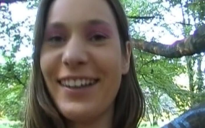 German's Lesbian: 공원에서 핥는 두 명의 Nayghty 독일 십대