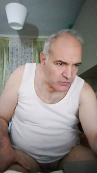 Îmi masturbez penisul imediat ce deschid ochii, în fiecare dimineață