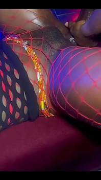 セットの後に自分で遊んでいて、とてもムラムラしていて、DJが来て私のディルドに命を吹き込んでくれました