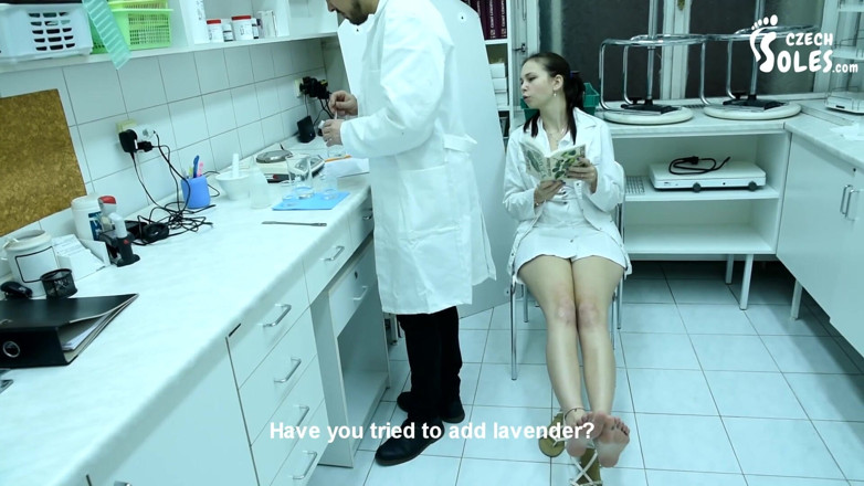 Czech Soles - foot fetish content: Anti-páchnoucí laboratorní výzkum pro její opravdu páchnoucí nohy