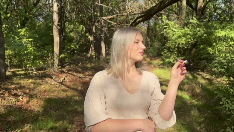 MertyXXX: Een wandeling door een verlaten park op zoek naar een...