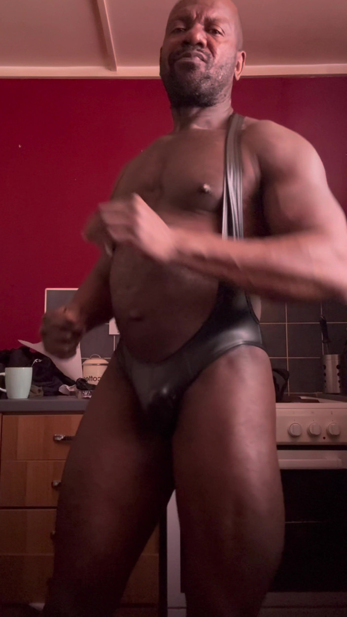 Black butt muscle: Спонтанна грув із чорною м'язовою дупою