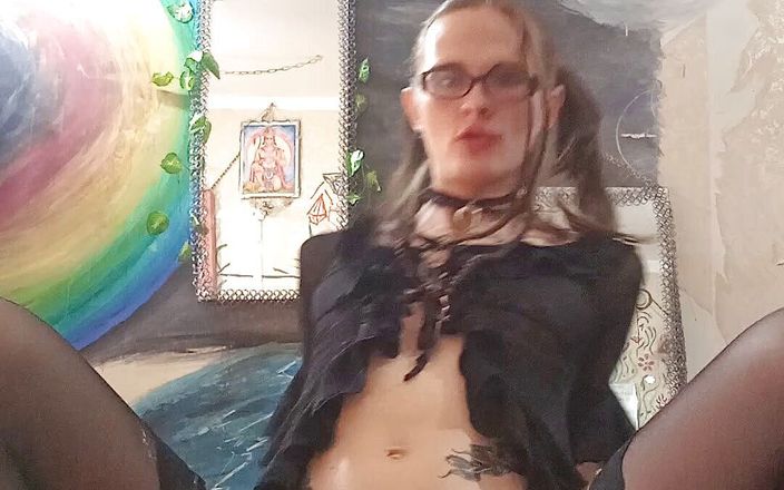 Wandering slut: Sapık ince transeksüel dildoya biniyor