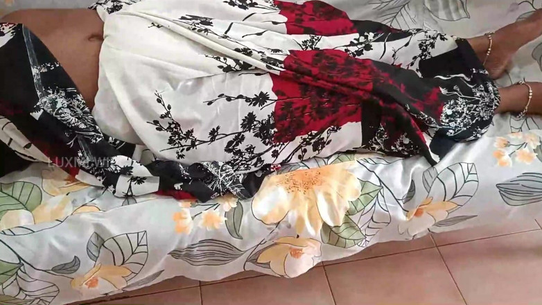 Luxmi Wife: Fru får topp orgasm som flyter från fitta - 2