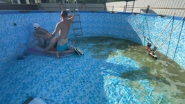 Șeful casei l-a futut pe noul băiat de la piscină chiar acolo