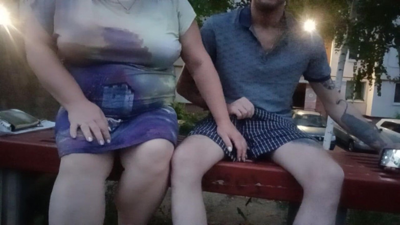 Zona901: Masturbándome la polla en el patio en un banco