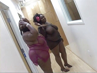 Best Butts: Ebony bbw olizuje sperma z obličeje černé bbw poté, co spolu...