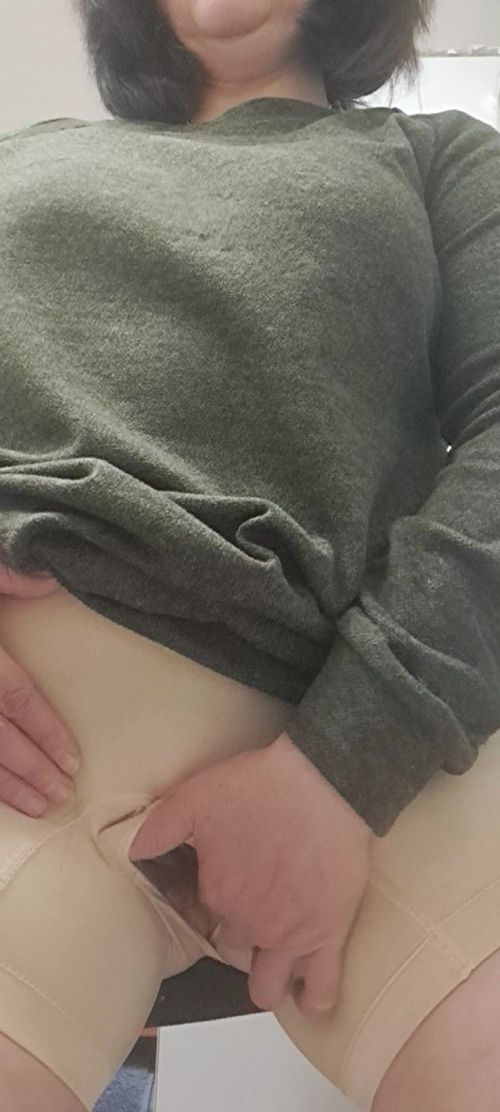 Mommy big hairy pussy: Mama wyciągająca swoją grubą cipkę z dziury w dużych majtkach