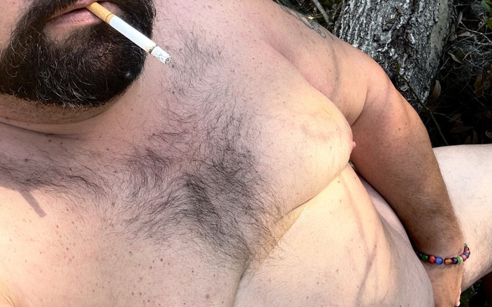 Brewster Bear: Oso Gordo Fumando Y En Una Caminata