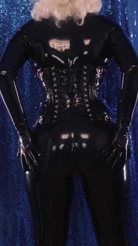 Seksuele latex blonde milf spuit met dildo neukpartij