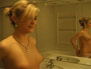 Flash Model Amateurs: Malá blondýnka s kozami si hraje sama se sebou v...