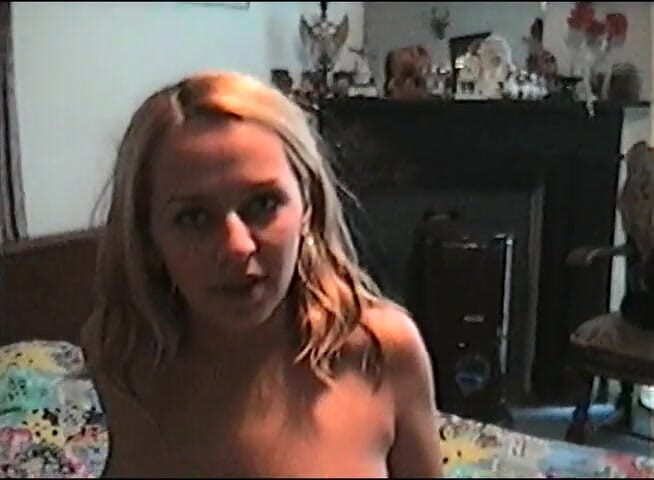 Flash Model Amateurs: Geolied meisje toont haar sexy lichaam voor de camera