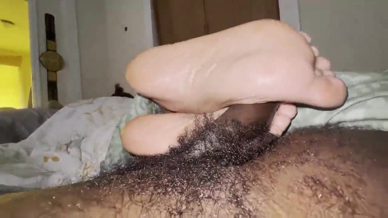 JOHTSRVA: Ébano negro trabajando con el pie padrastro bbc cum