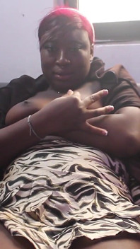 Olgun Orta Yaşlı Seksi Kadın Herkesin Önünde Sikiliyor