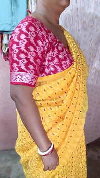 노란색 Saree 떨어뜨리는 솔로 Sfw