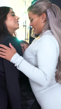 Violet Myers & Hayley Davis pikken een willekeurige man op in een bar
