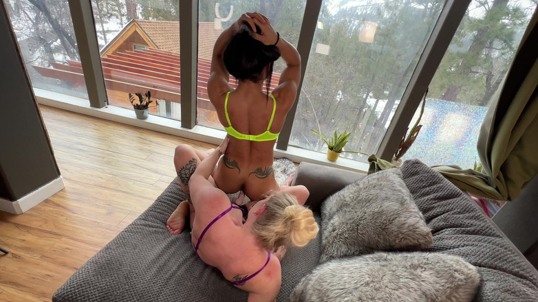 Naughty Talulah: Gespierde meid flip neuken