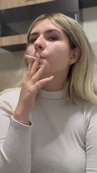 19-летняя латина курит
