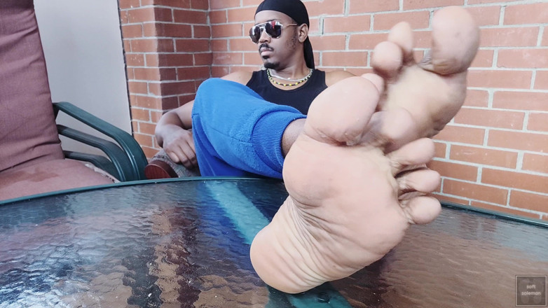 Soft Soleman: Ho lasciato i miei piedi respirare dopo la palestra (2025)