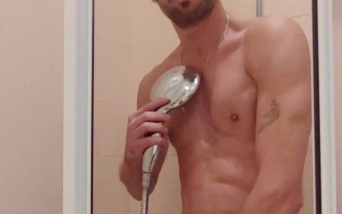 Boy jerking off: Dimmi, faresti una doccia con me?