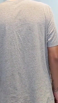 Ung stygg kille kom för att hjälpa mig att fixa mikrovågsugnen