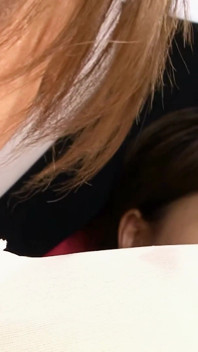 Sexy japonská teenagerka, která má ráda tanec ošukaná v sexy JAV gangbangu