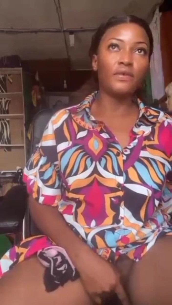 Me and my new slut: Nadržená máma masturbuje ve svém obchodě, veřejné masterbation Sugar Mama