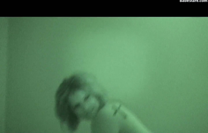 Babe Stare: Gece görüşlü görünüm sayesinde misty hatuna göz atın