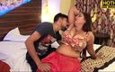 Hothit Movies: Cea mai sexy indiancă desi bhabhi îl seduce pe Devar ca...