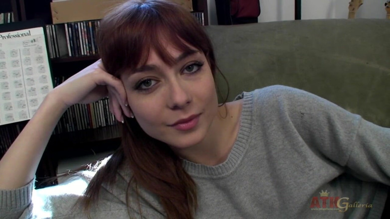 ATKIngdom Fans: Bomba morena Zoe Voss en la entrevista