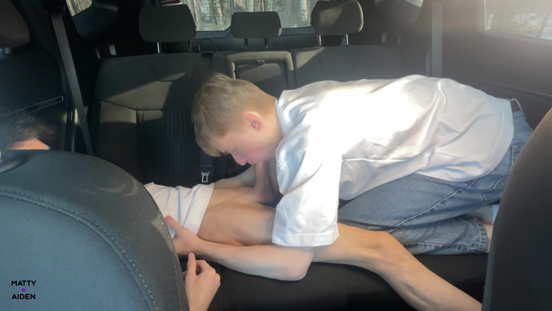 Matty And Aiden: I twink Matty e Aiden si divertono sul retro di...